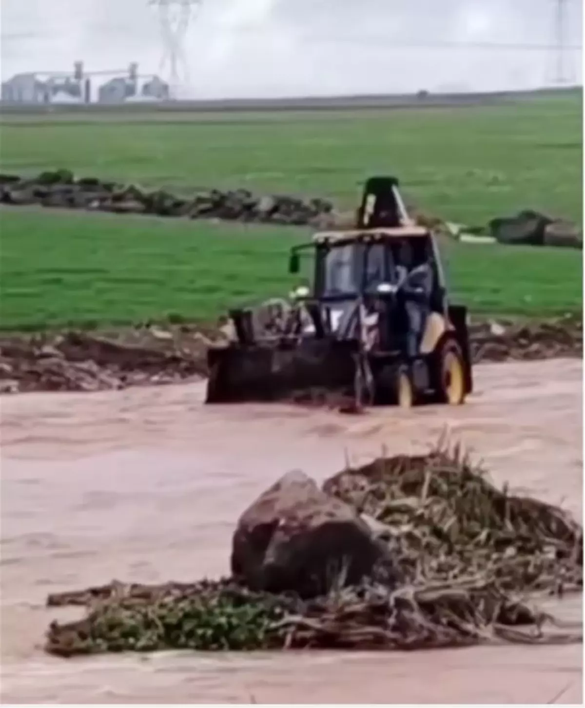 Mardin\'de Sağanak, Dünyanın En Uzun Adamını Mahsur Bıraktı