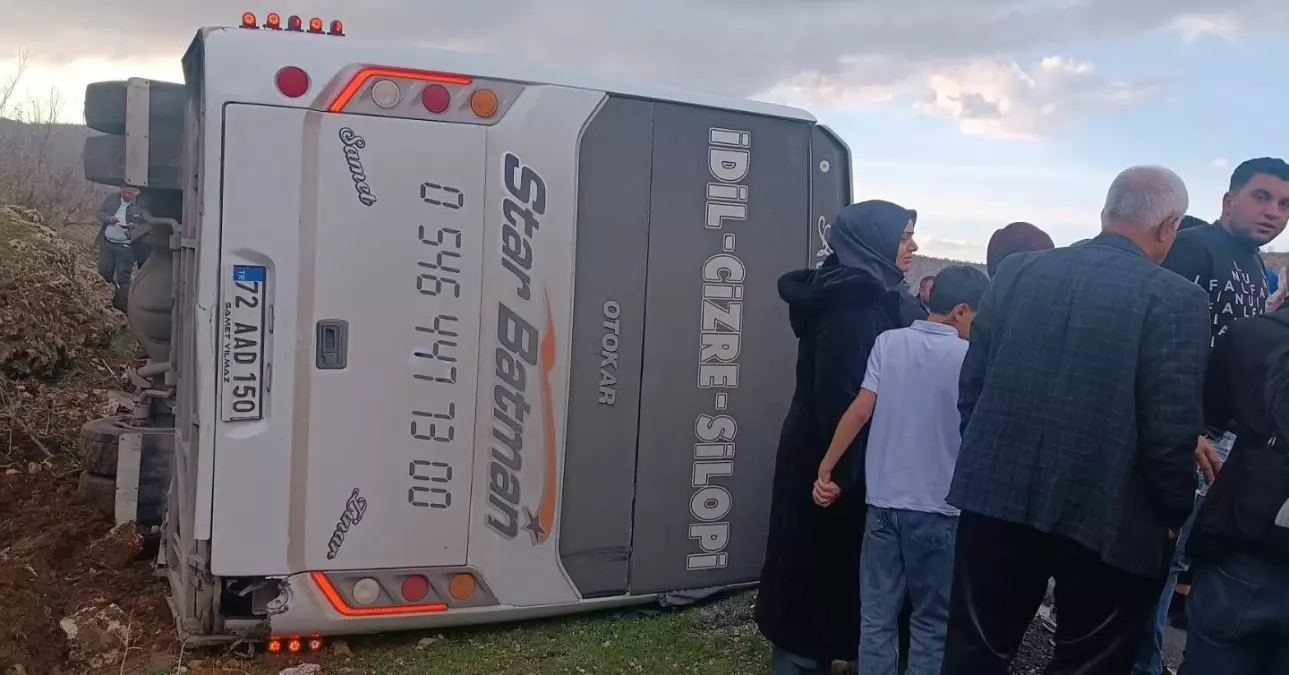 Midyat\'ta Midibüs Devrildi: 13 Yaralı