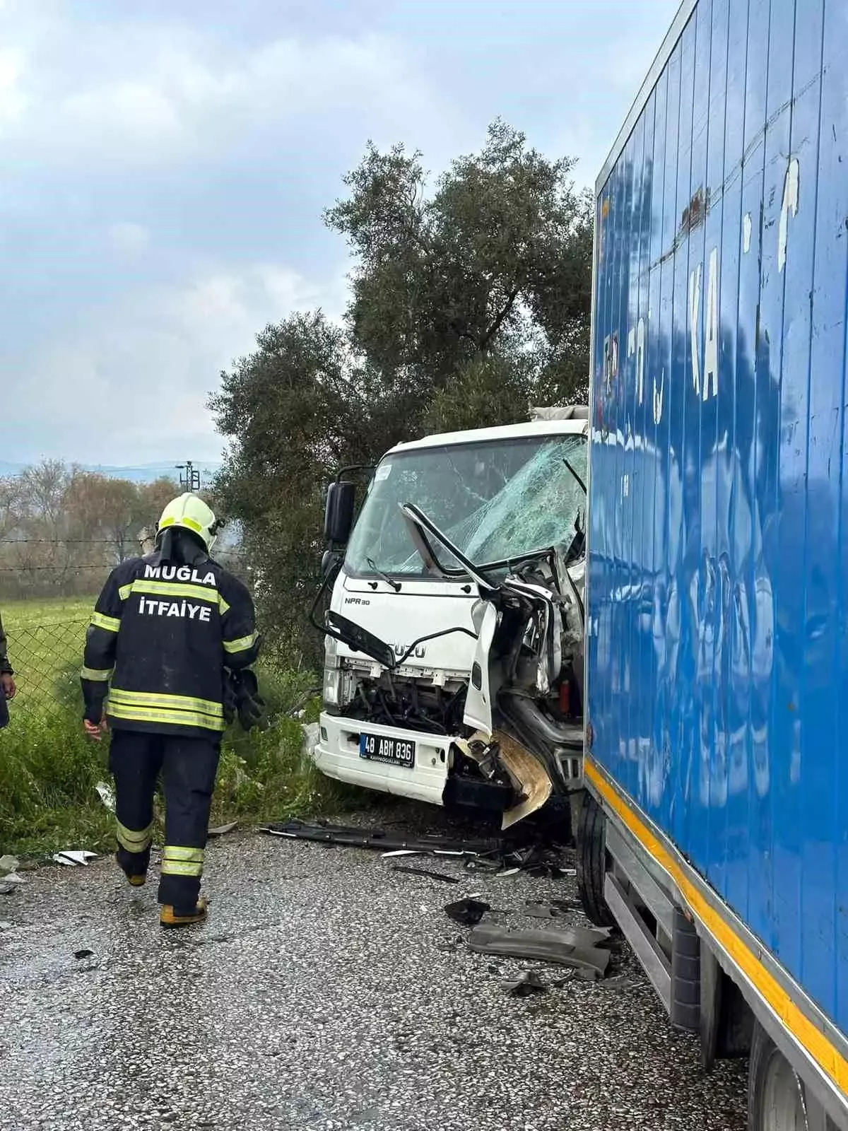 Milas\'ta Kamyonet Çarpışması: Yaralılar Hastaneye Sevk Edildi