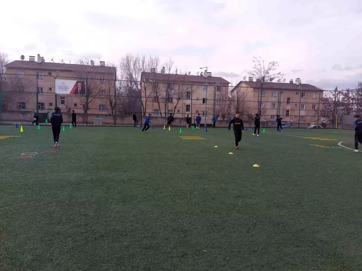 Muş\'ta Futbol Antrenmanları Devam Ediyor