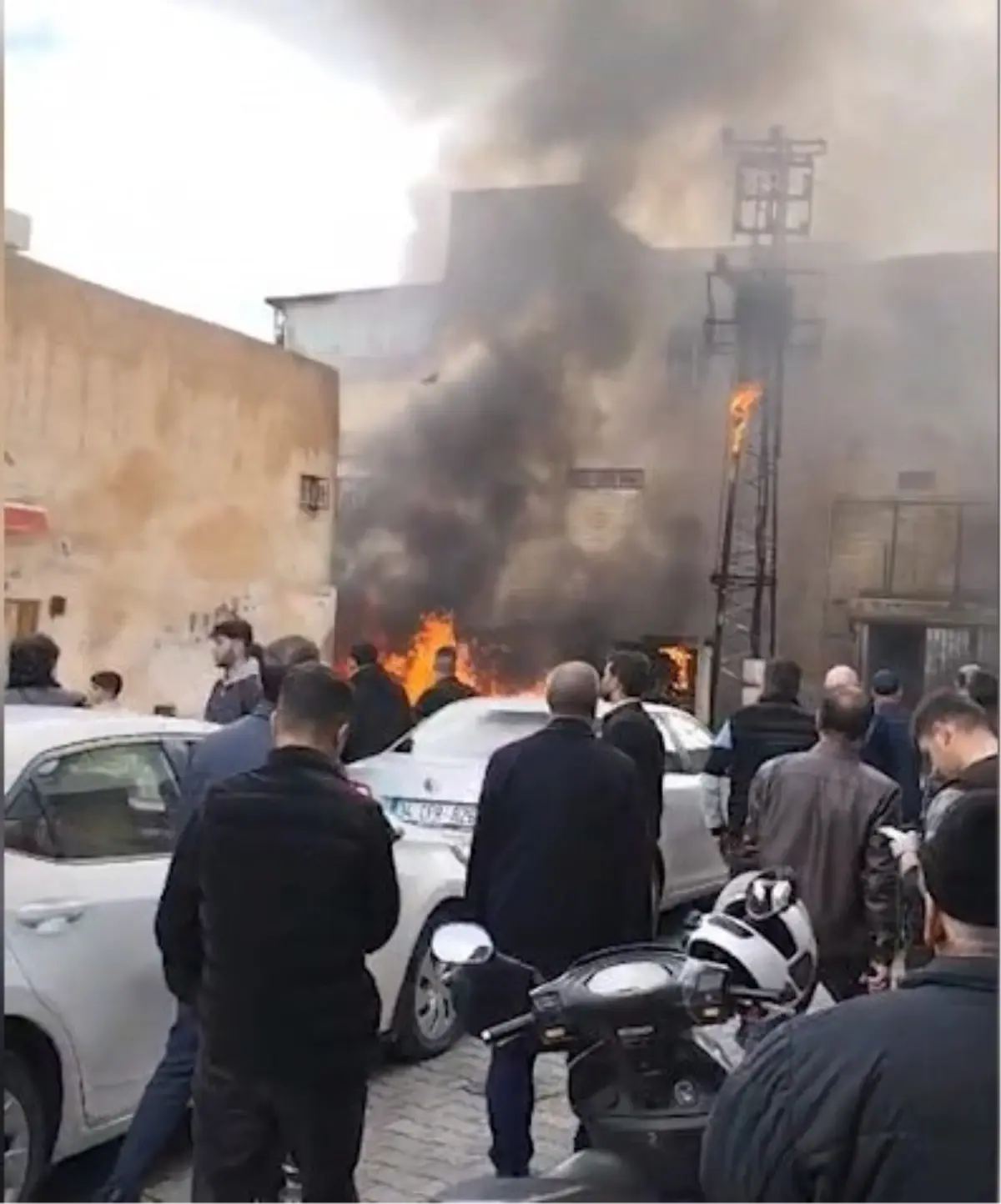 Şanlıurfa\'da Trafo Patladı, 4 Araç Yanarak Hasar Gördü