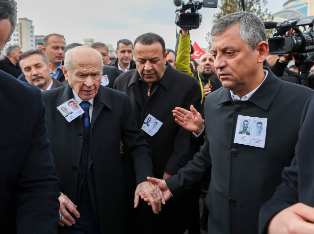 Şehit cenazesinde dikkat çeken anlar! Özel ile Bahçeli yan yana