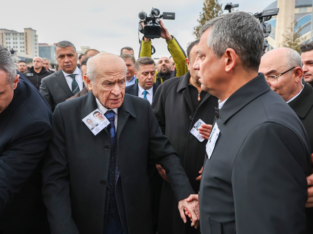 Şehit cenazesinde dikkat çeken anlar! Özel ile Bahçeli yan yana
