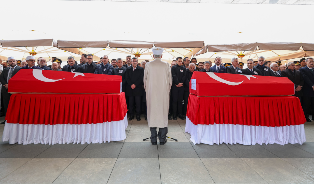 Şehit cenazesinde dikkat çeken anlar! Özel ile Bahçeli yan yana