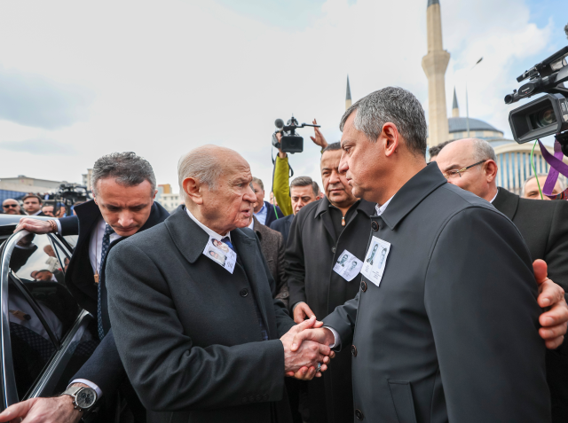 Şehit cenazesinde dikkat çeken anlar! Özel ile Bahçeli yan yana