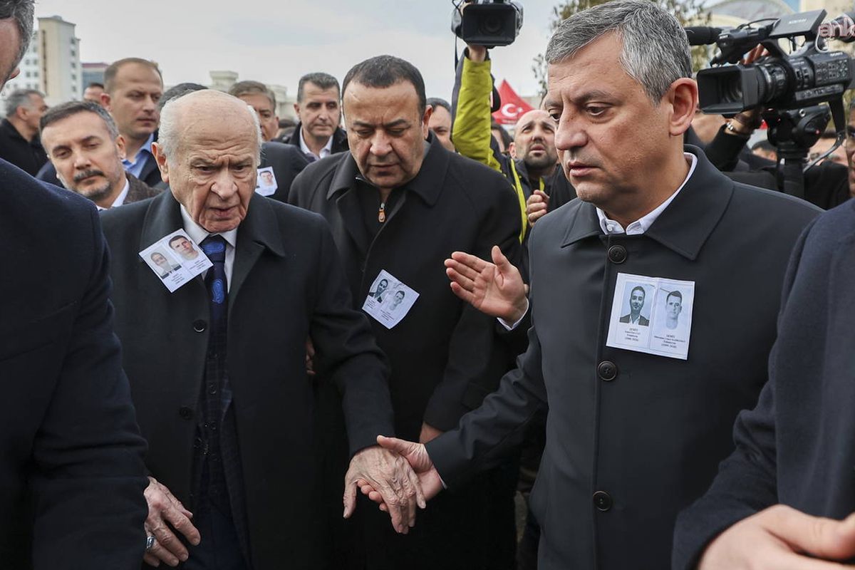 Şehit cenazesinde dikkat çeken anlar! Özel ile Bahçeli yan yana