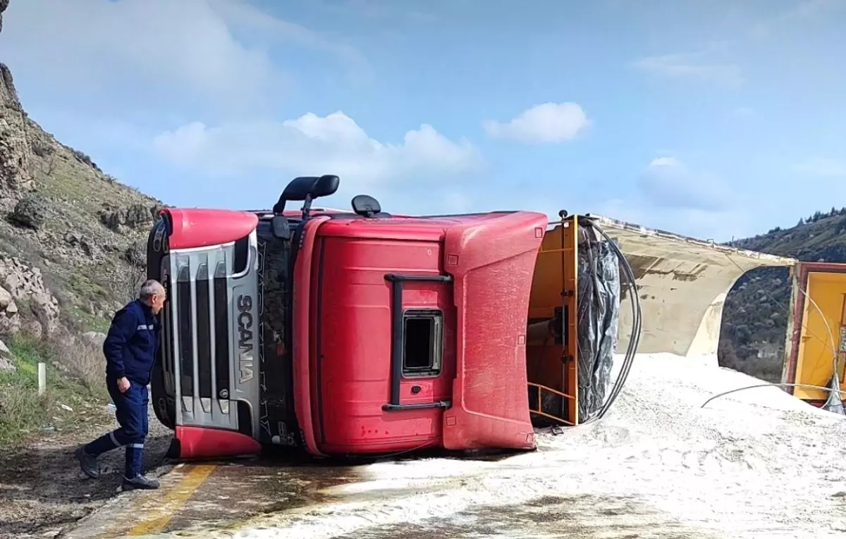 Sincan\'da Tır Devrildi, Trafik Durdu