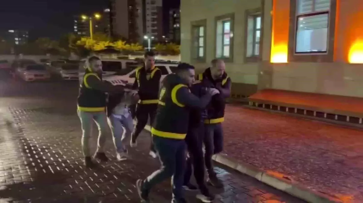 Adana\'da Bıçaklı Trafik Tartışması