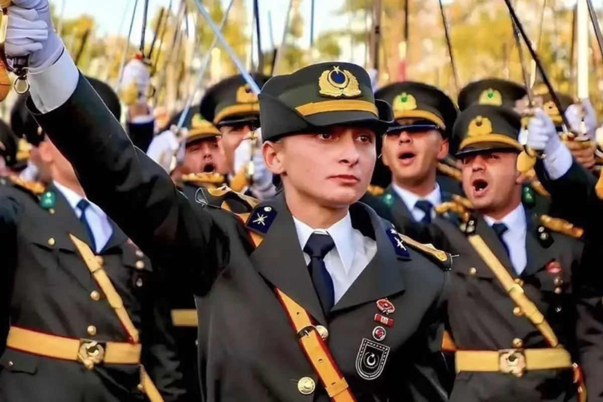 TSK\'dan ihraç edilen Teğmen Ebru Eroğlu\'nun iade davasında karar çıktı