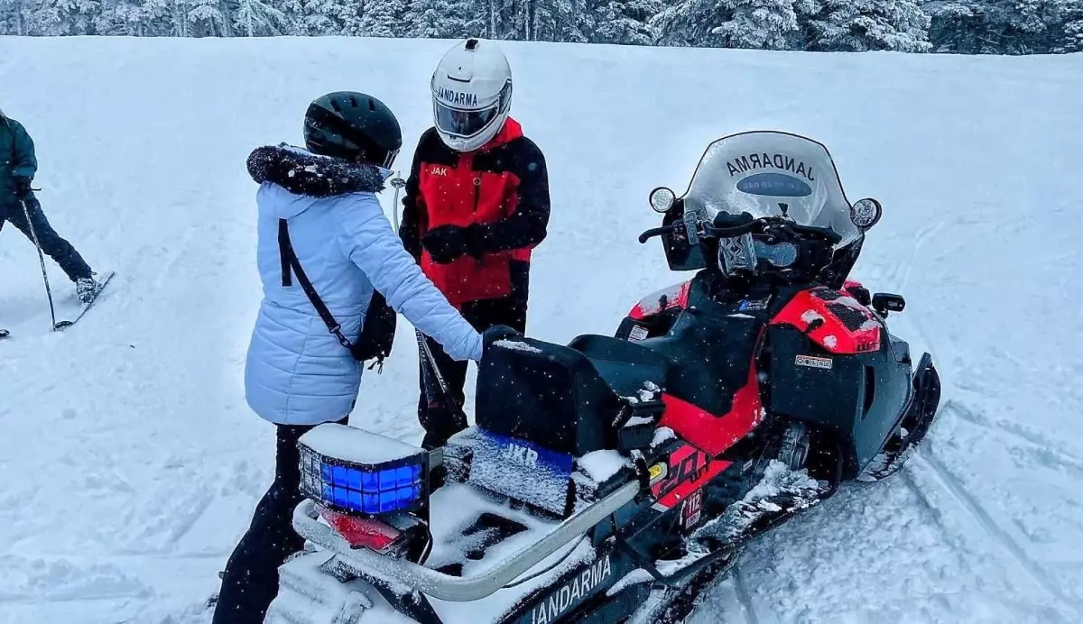 Uludağ\'da JAK Ekipleri Kayakçılara Yardım Etti