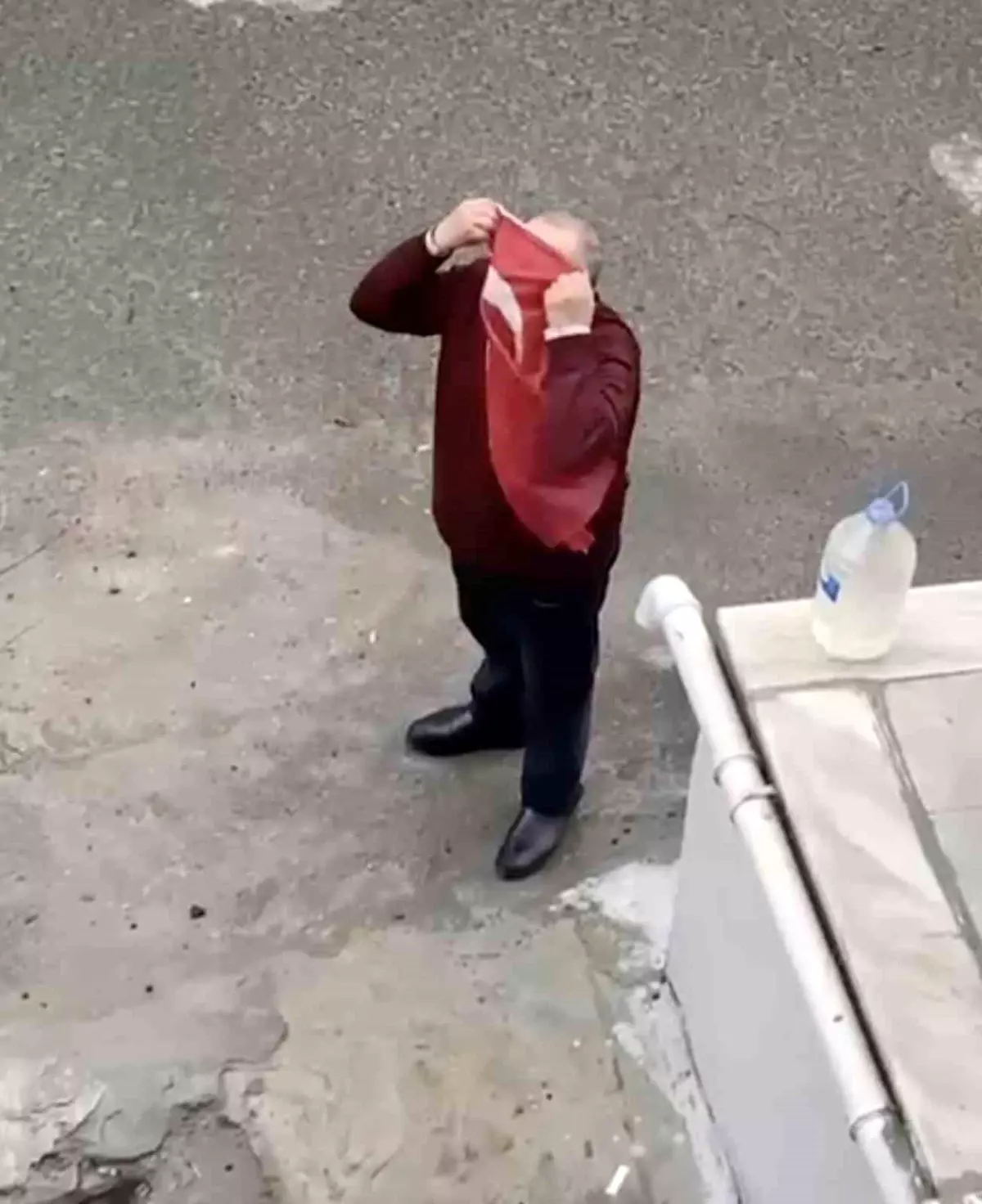 Yerden Bayrağı Alan Vatandaşın Duygulandıran Hareketi