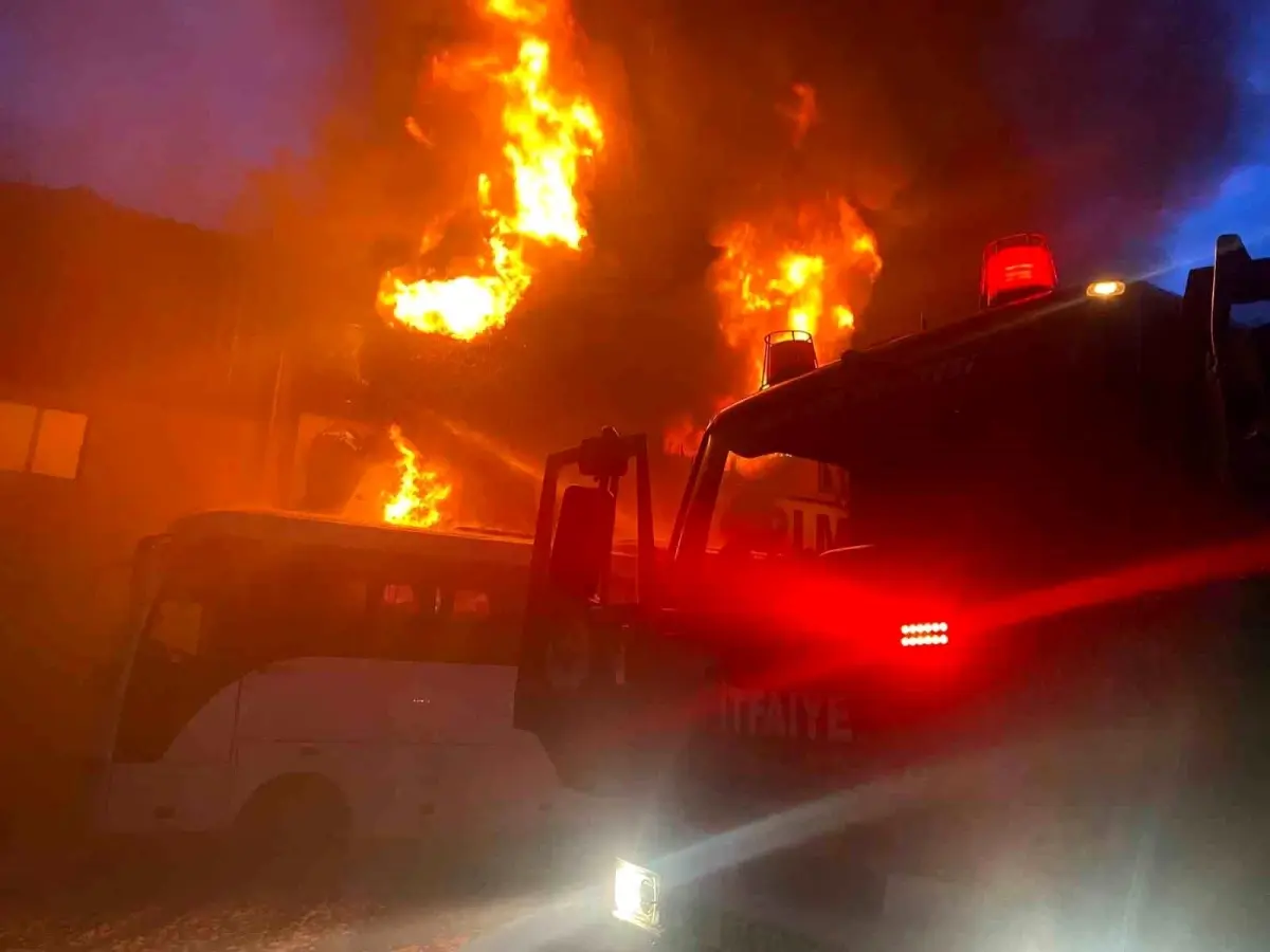 Antalya\'da İnşaat Malzemeleri Deposunda Yangın