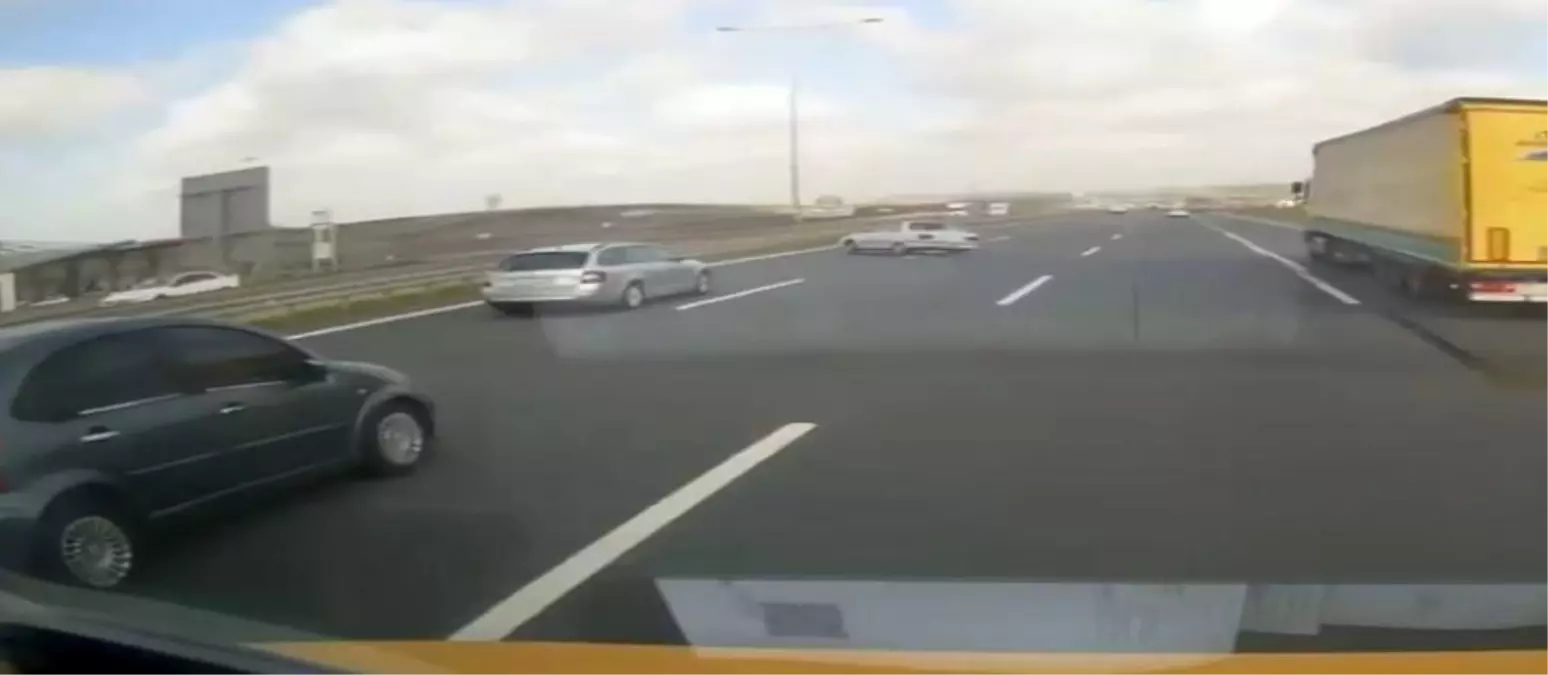 Arnavutköy\'de Makas Atan Sürücü Kaza Yaptı