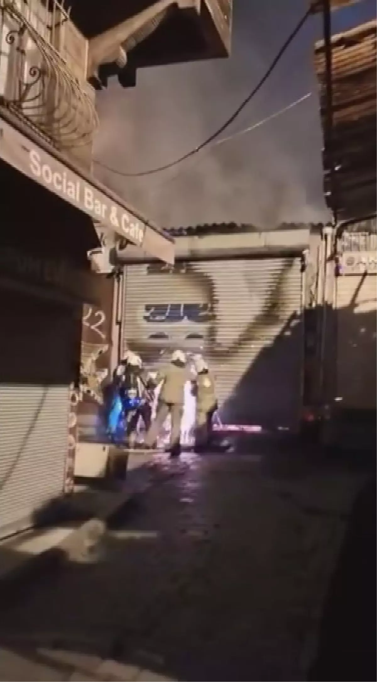 Beyoğlu\'nda Yangın Panik Yarattı