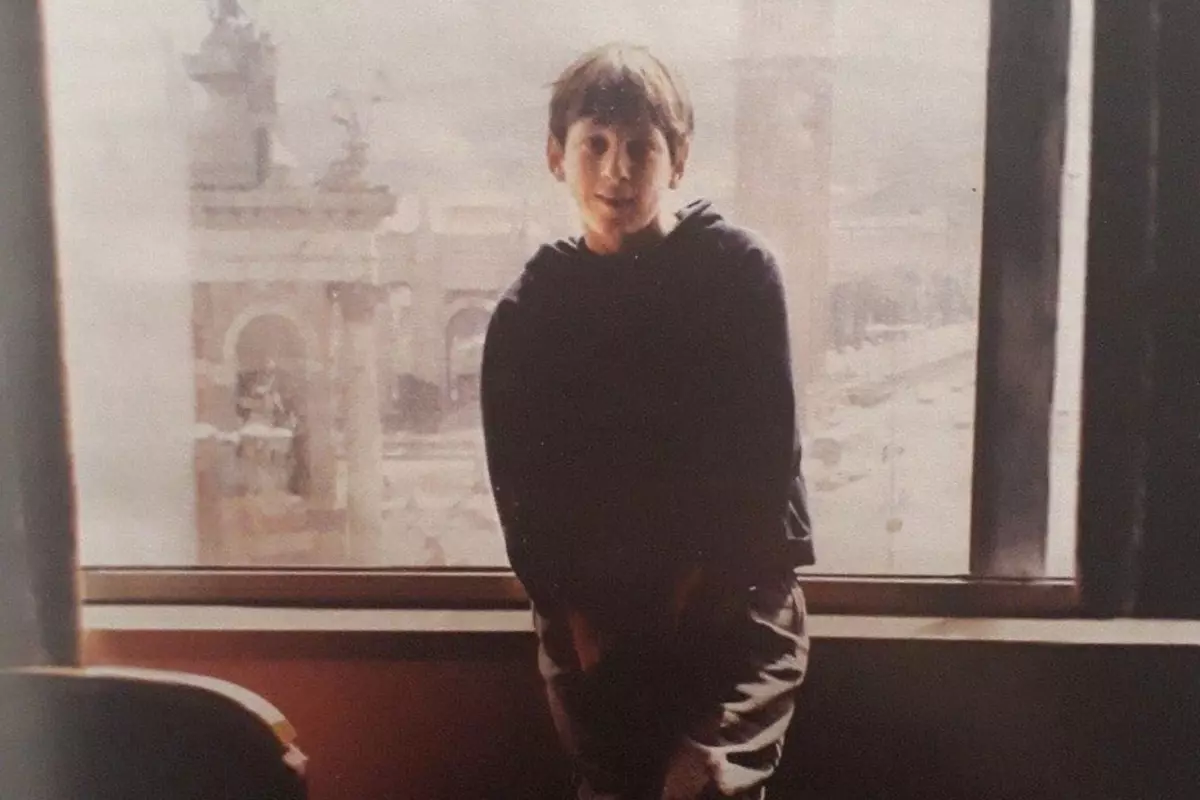 Bu karedeki çocuğu şimdi dünya tanıyor