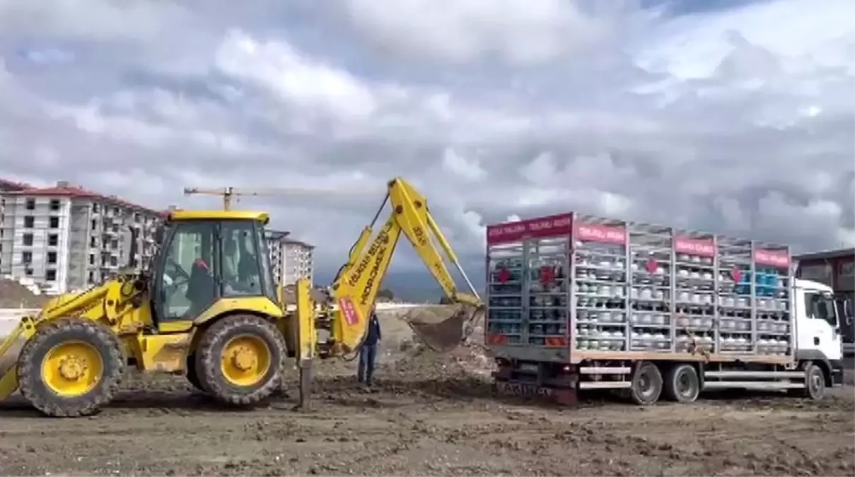 Çamura Saplanan Tüp Yüklü Kamyon Kurtarıldı