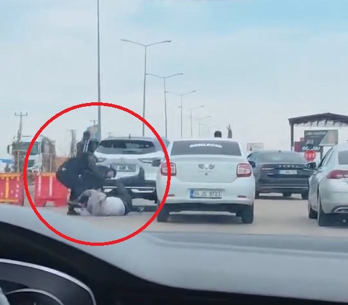 Diyarbakır\'da trafikte yol verme kavgası kamerada