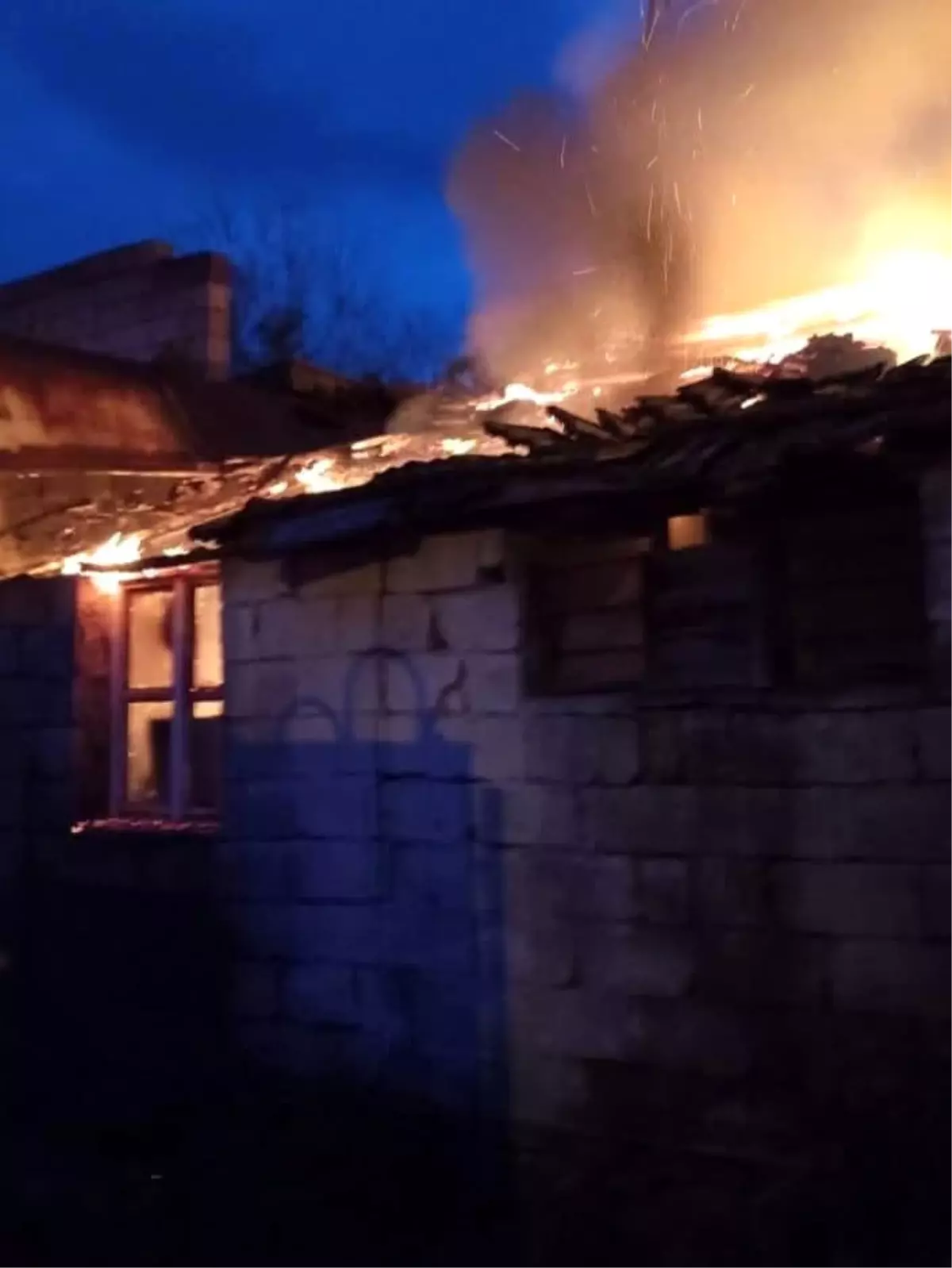 Dörtyol\'da metruk bina yangını