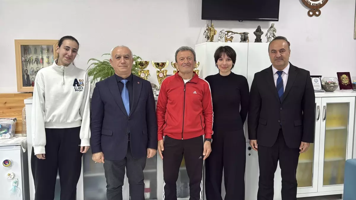 Beden Eğitimi Öğretmeni Bektaş Emekli Oldu