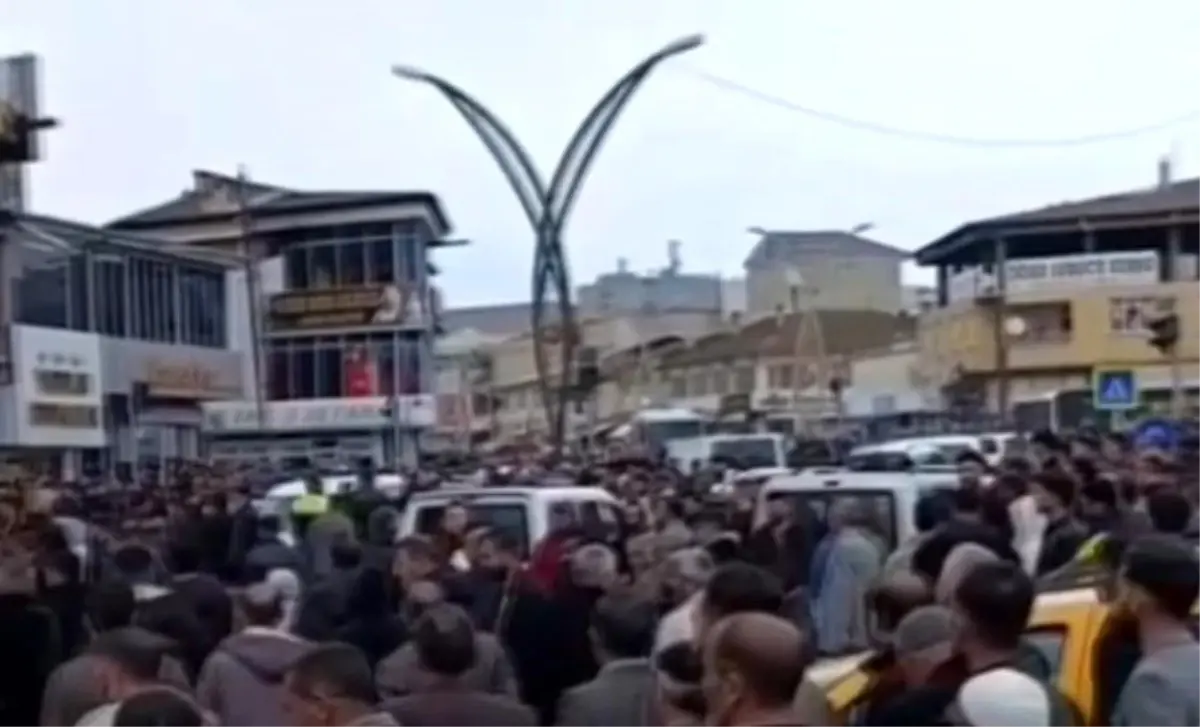 Erciş\'te taşlı sopalı kavga: 3 yaralı