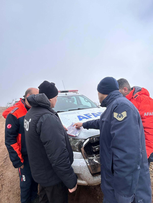 Kaybolan amatör dağcı, kazdığı çukurda hayatta kaldı