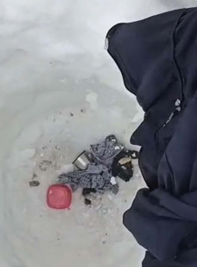 Kaybolan amatör dağcı, kazdığı çukurda hayatta kaldı