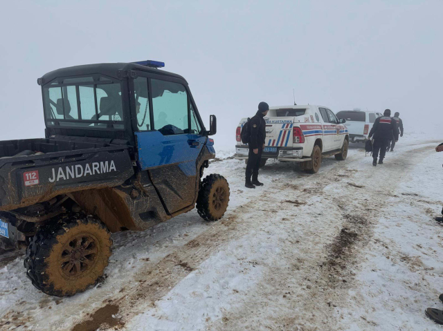 Kaybolan amatör dağcı, kazdığı çukurda hayatta kaldı