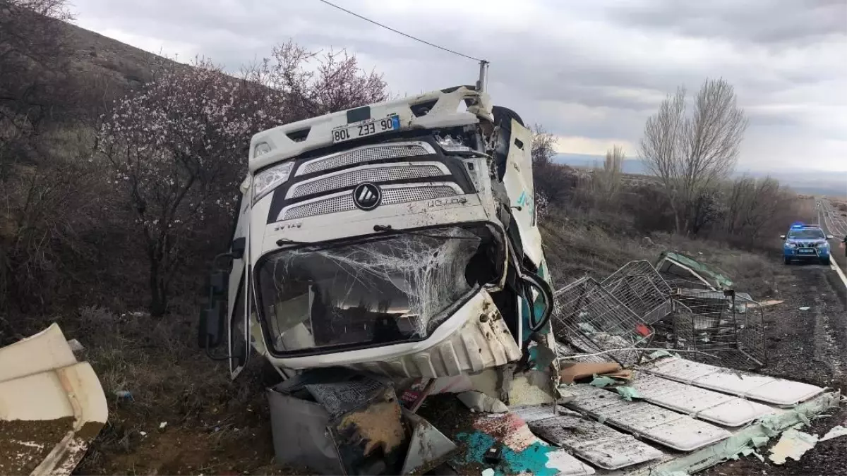Nevşehir\'de Kontrolden Çıkan Kamyonet Devrildi