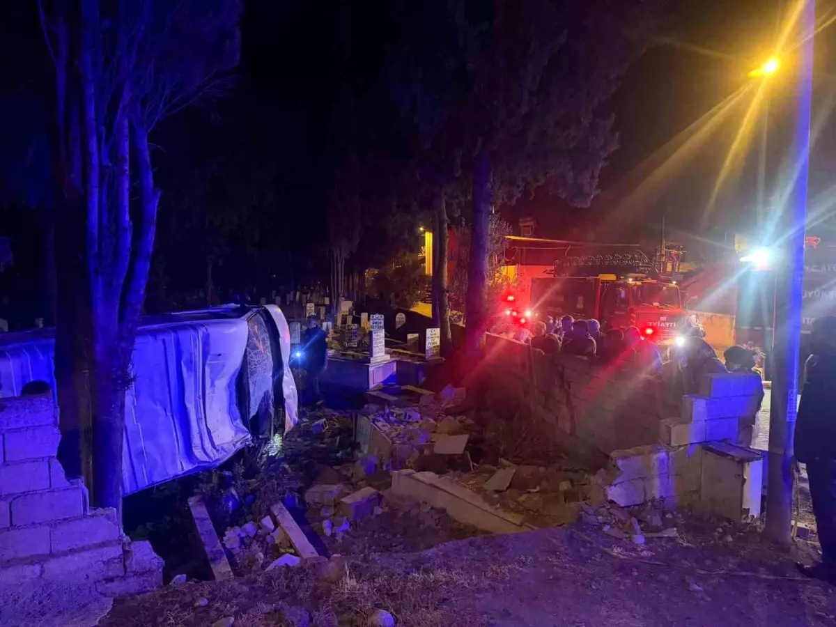 Köşk\'te minibüs mezarlığa uçtu: 3 yaralı