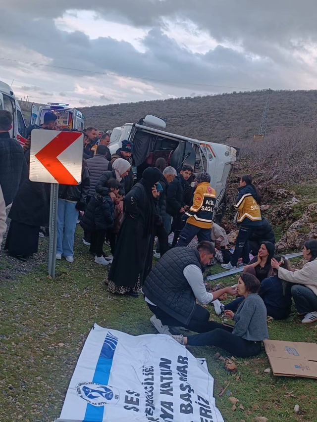 Mardin'de facianın eşiğinden dönüldü: Midibüs kazasında 21 kişi yaralandı