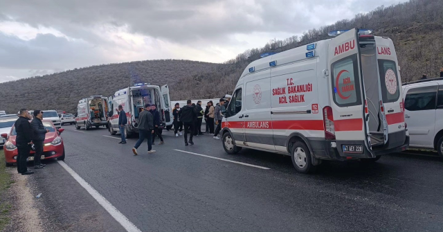 Mardin'de facianın eşiğinden dönüldü: Midibüs kazasında 21 kişi yaralandı