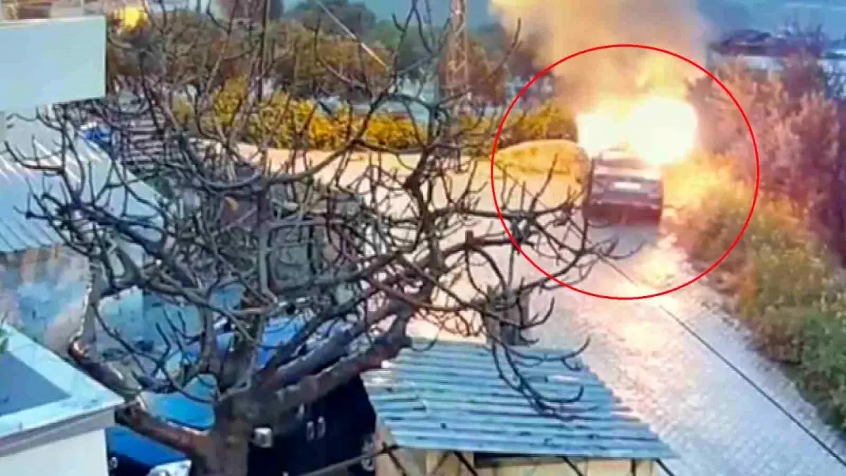 Park halindeki otomobili benzin döküp kundaklamak isterken kendini yaktı