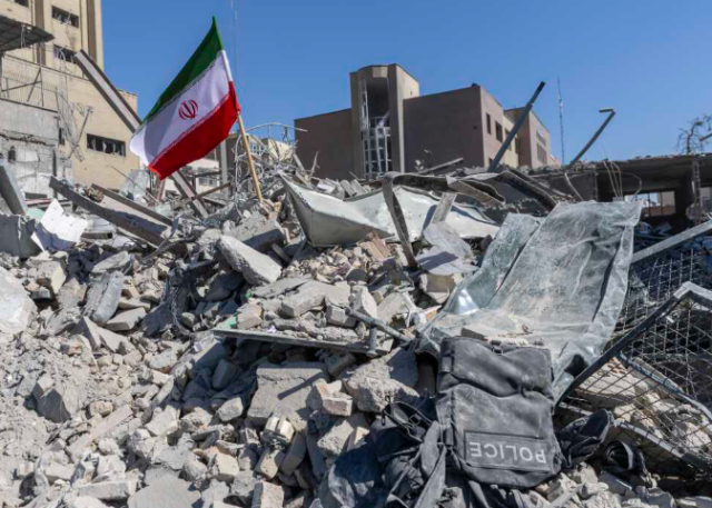 Savaşta 25. gün! Trump savaşı başlatan ismi açıkladı, İran'da ölü sayısı korkunç boyutlara ulaştı