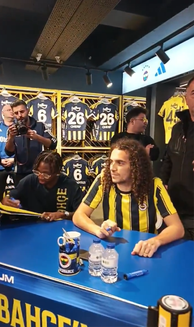 Yağmura çamura aldırmadılar! Ne kuyruğu olduğunu tahmin edemezsiniz 