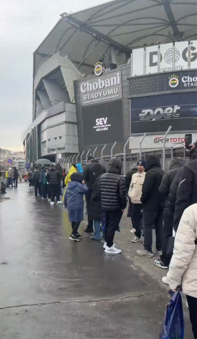 Yağmura çamura aldırmadılar! Ne kuyruğu olduğunu tahmin edemezsiniz 