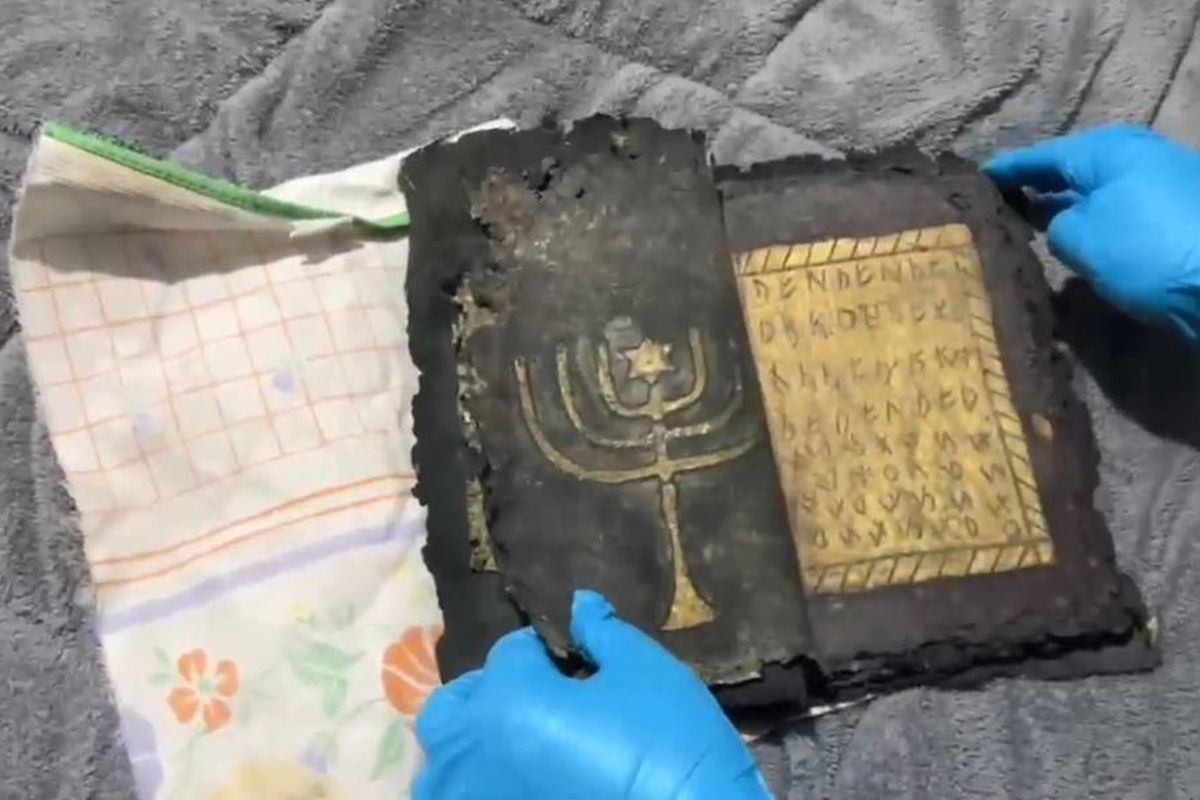 Evden tarih fışkırdı!! Altın işlemeli tılsım kitabı bile bulundu