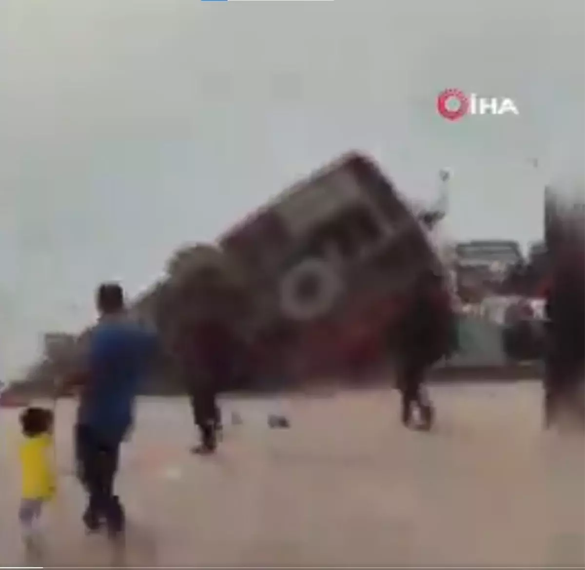 Bangladeş'te feribota girmeye çalışan yolcu otobüsü nehre düştü: 2 ölü