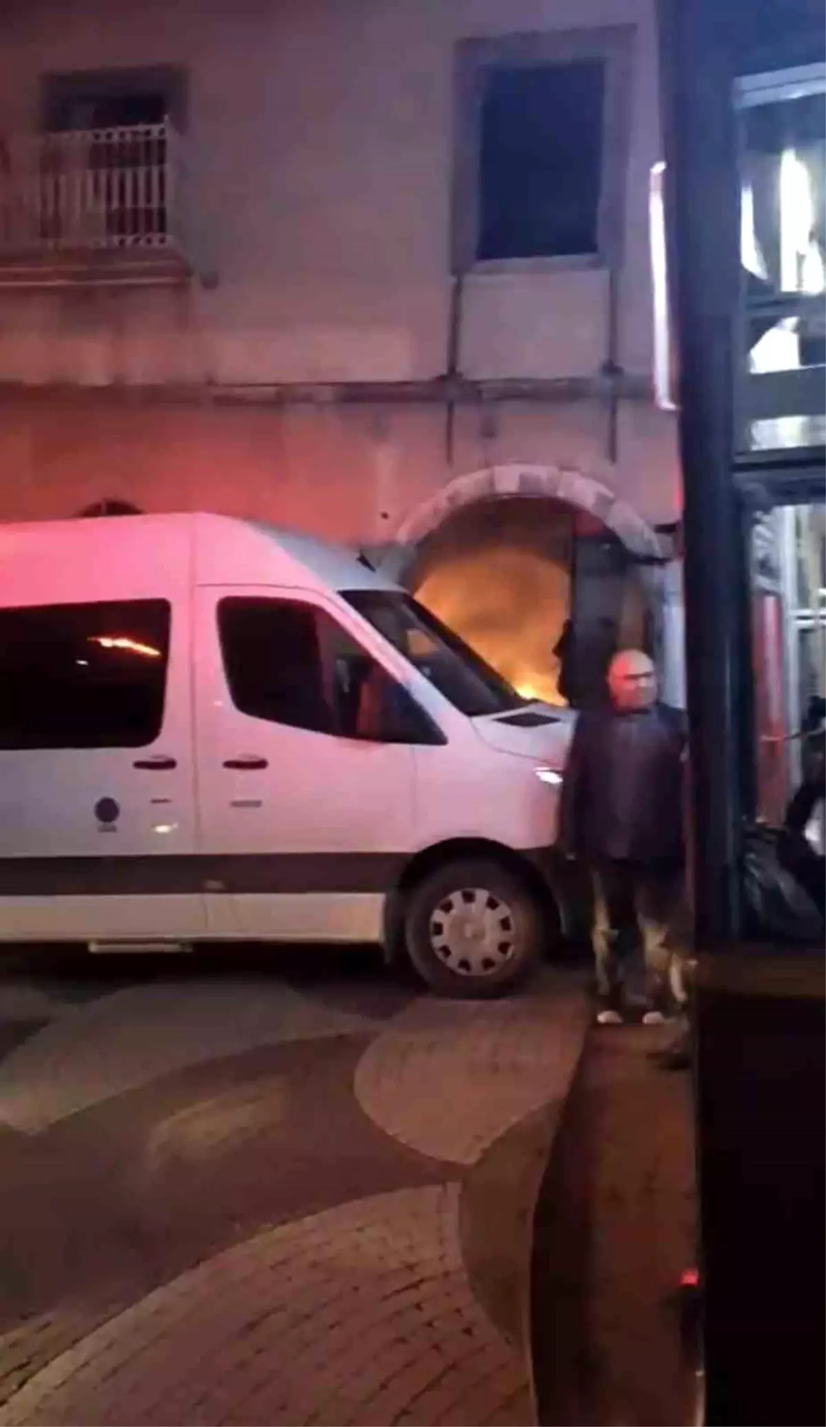 Bursa\'da Tarihi Binada Yangın Kontrol Altına Alındı