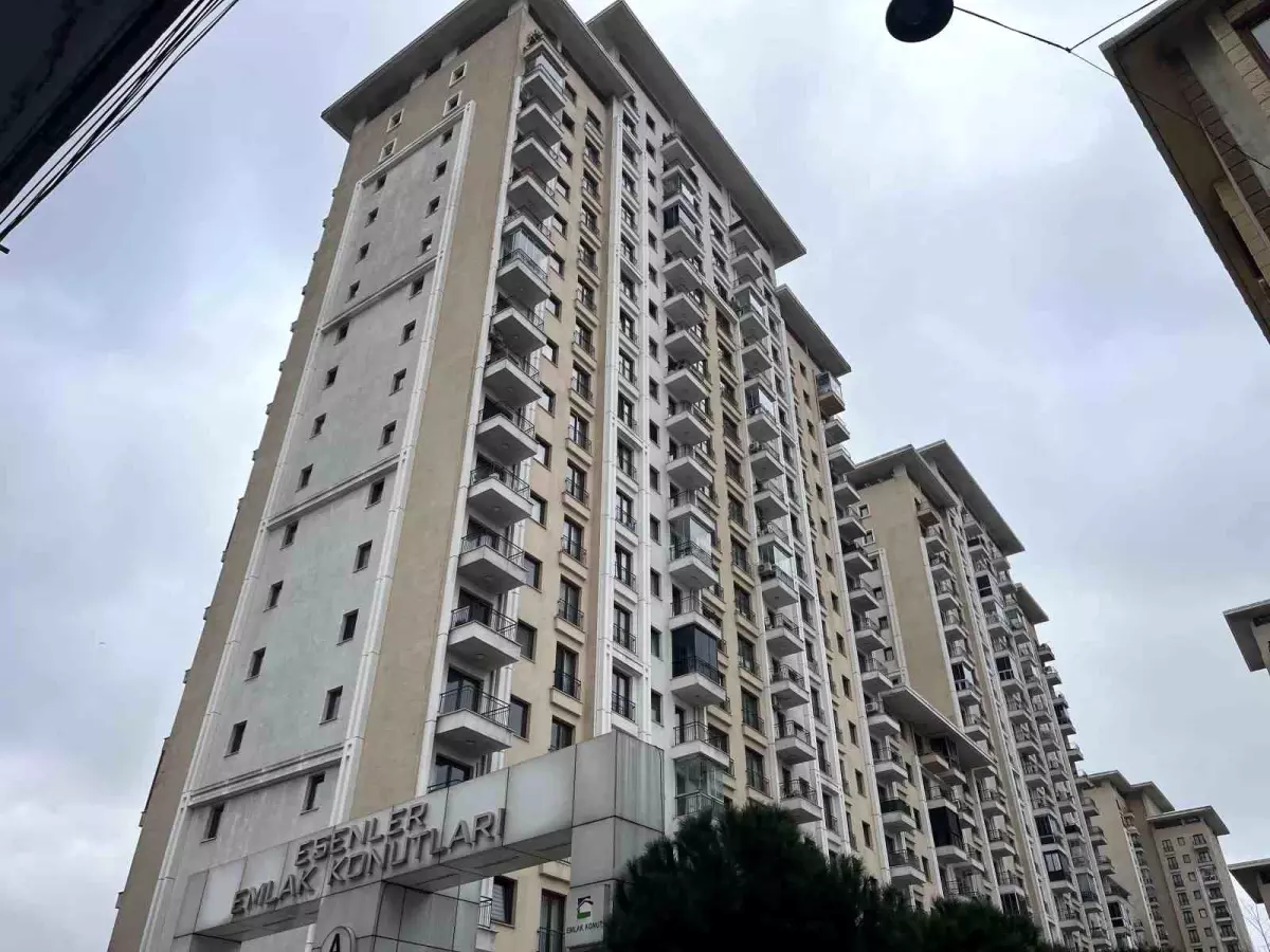 Esenler\'de Silahlı Kavga: 19 Yaşındaki Genç Hayatını Kaybetti