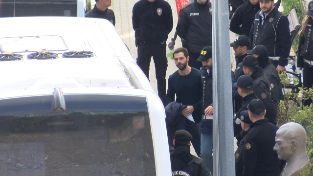 Gözaltına alınan ünlülerden ilk görüntü! Aralarında Hakan Sabancı ile Didem Soydan da var