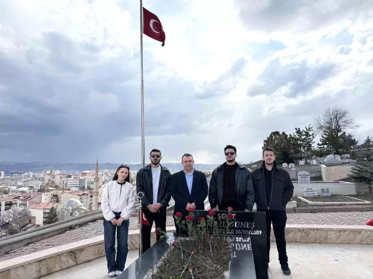 Güneş mezarı başında anıldı