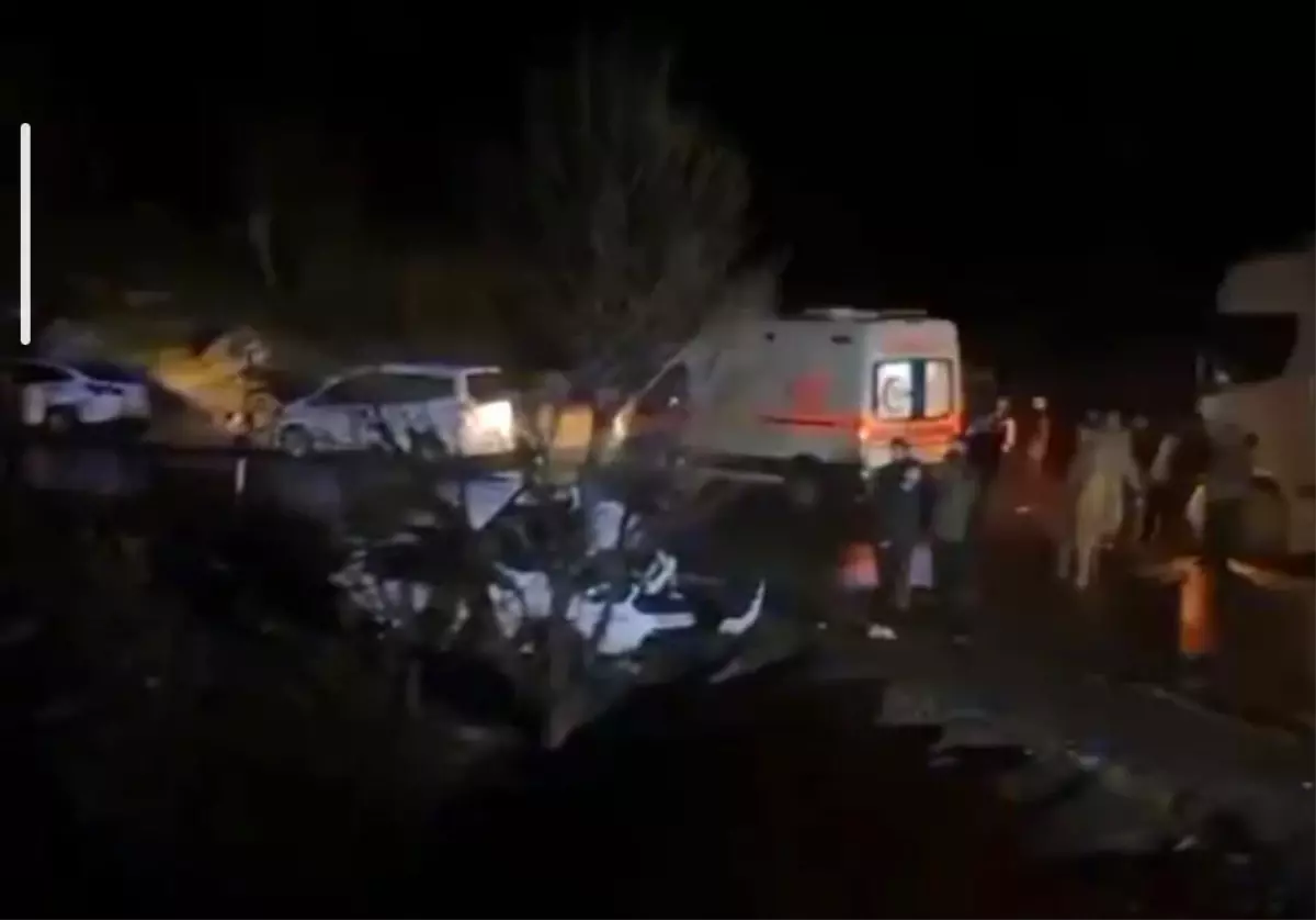 Hakkari\'de Tır-Otomobil Çarpışması: 2 Yaralı