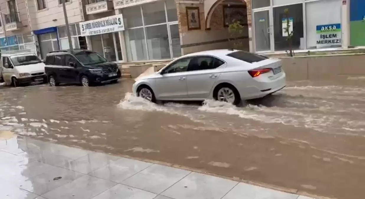 Reyhanlı\'da Dolu ve Sağanak Hayatı Olumsuz Etkiledi