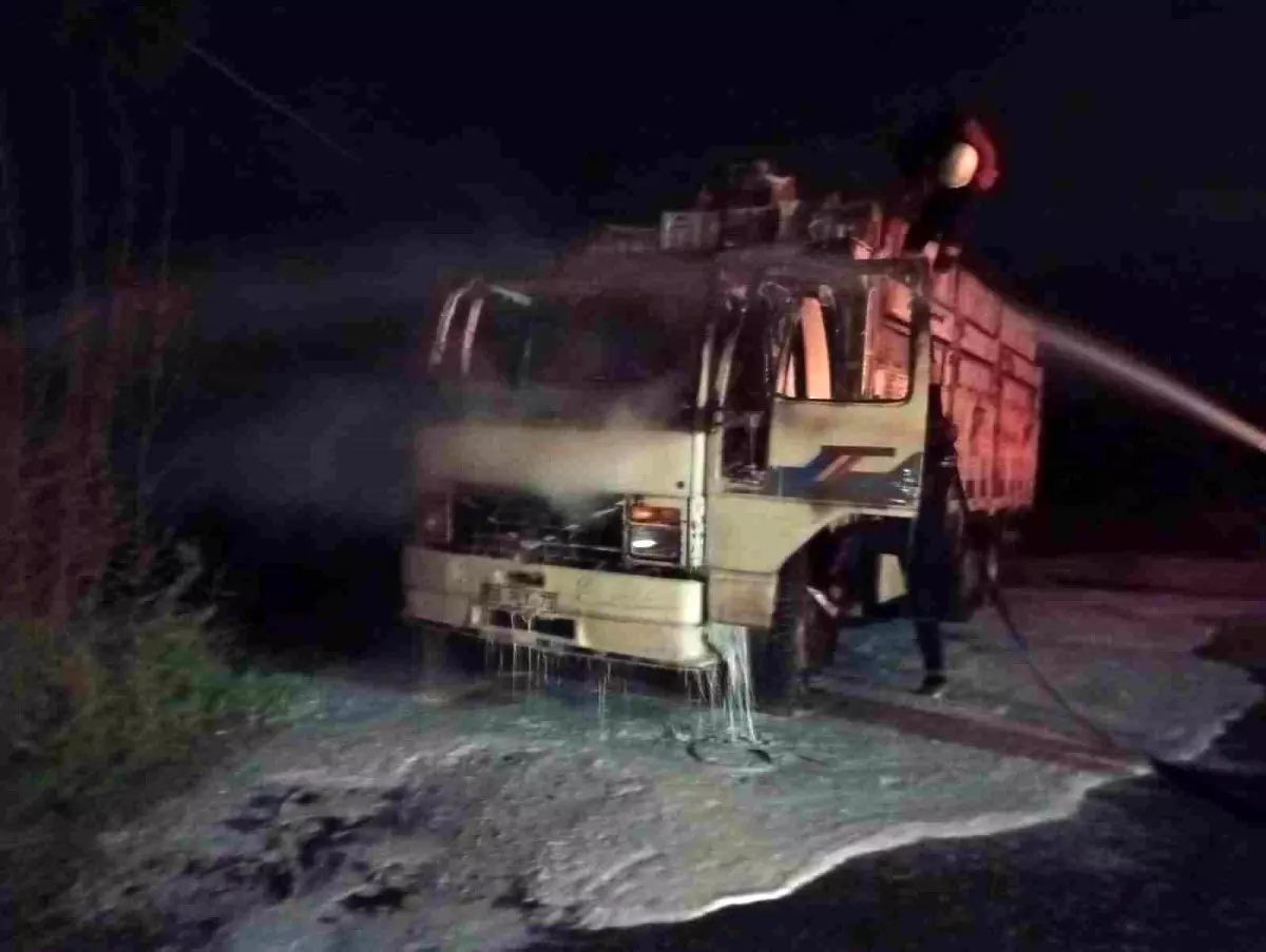 Hatay\'da Park Halindeki Kamyon Yangını