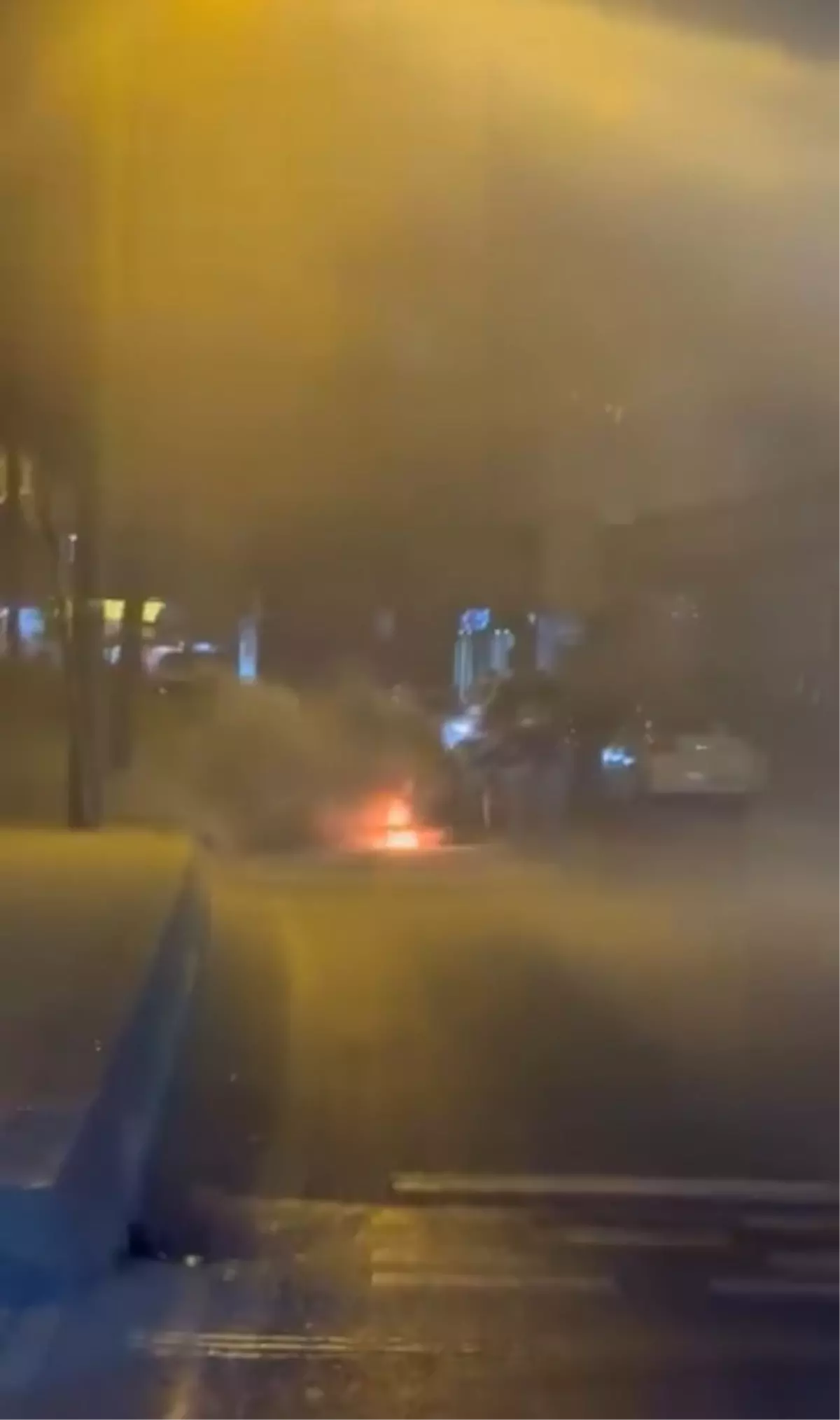 Küçükçekmece\'de Otomobil Yangını