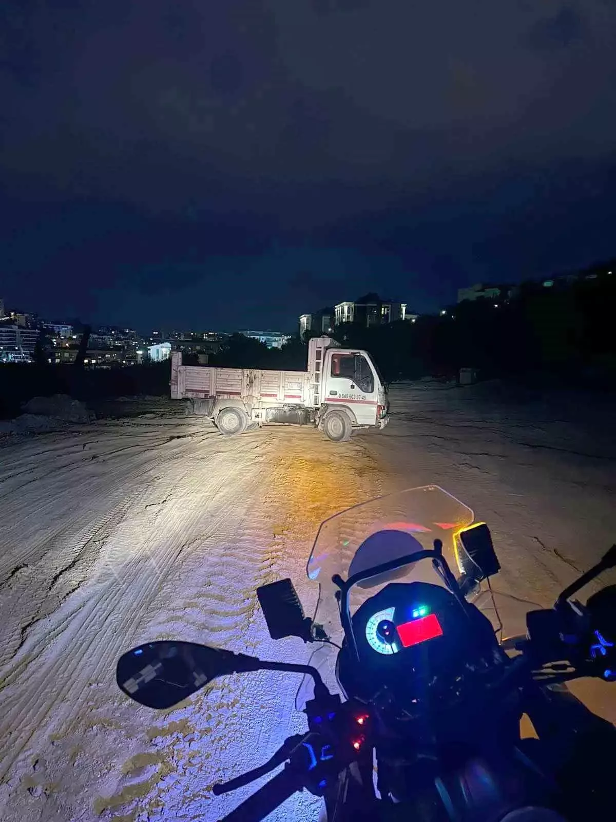 Kuşadası\'nda kaçak moloz dökerken suçüstü yakalanan kamyonet sürücüsüne ceza