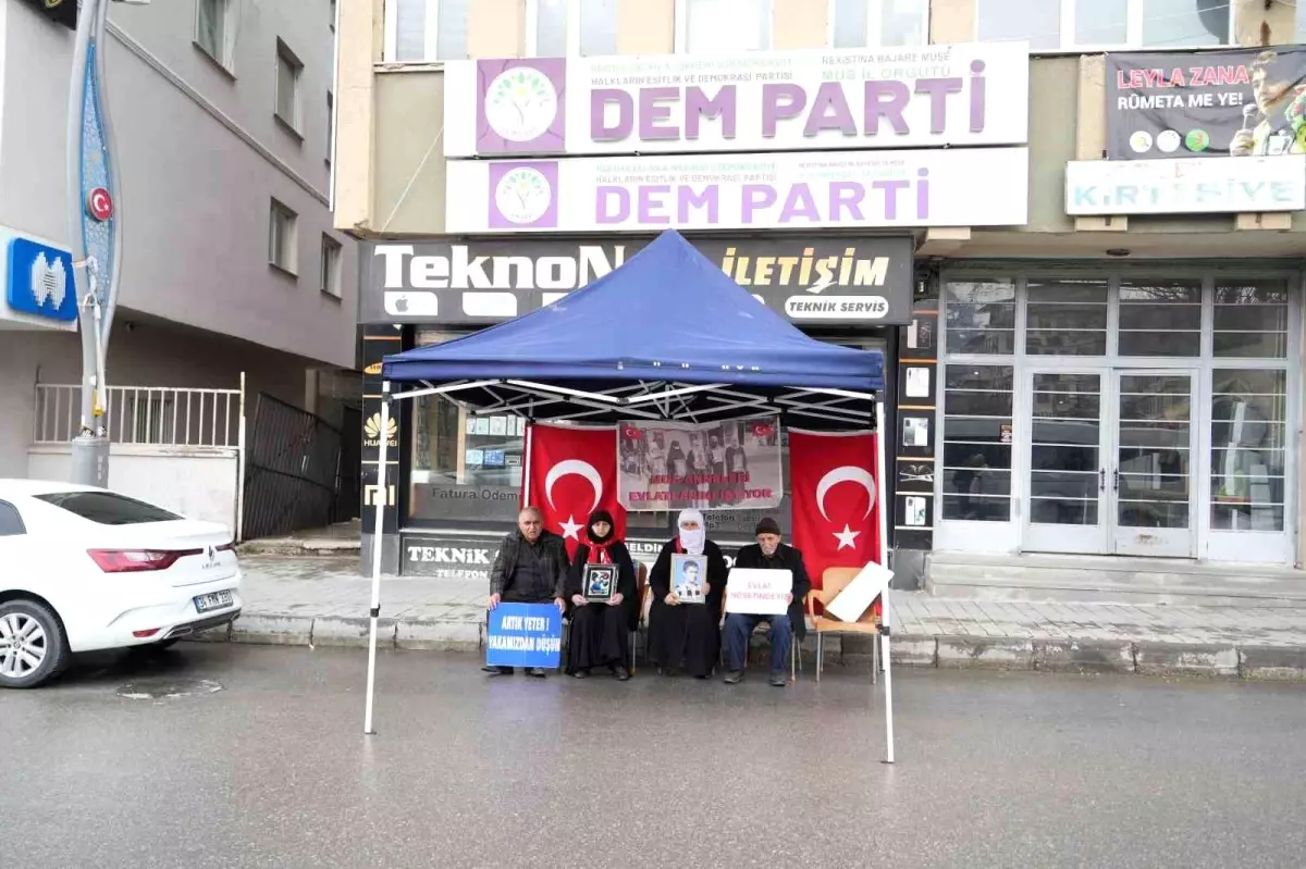 Muş\'ta Evlat Nöbeti Devam Ediyor