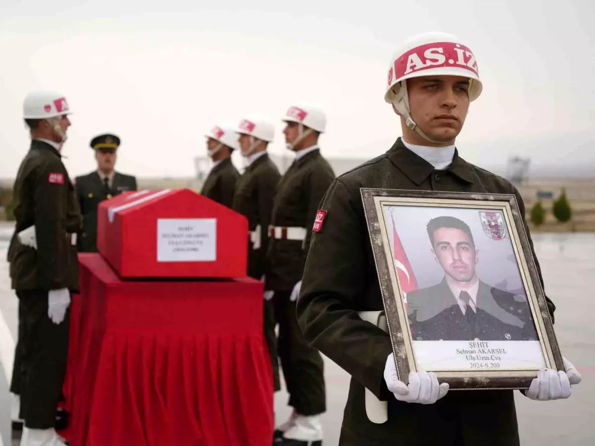 Şehit Akarsel\'in naaşı memleketine uğurlandı