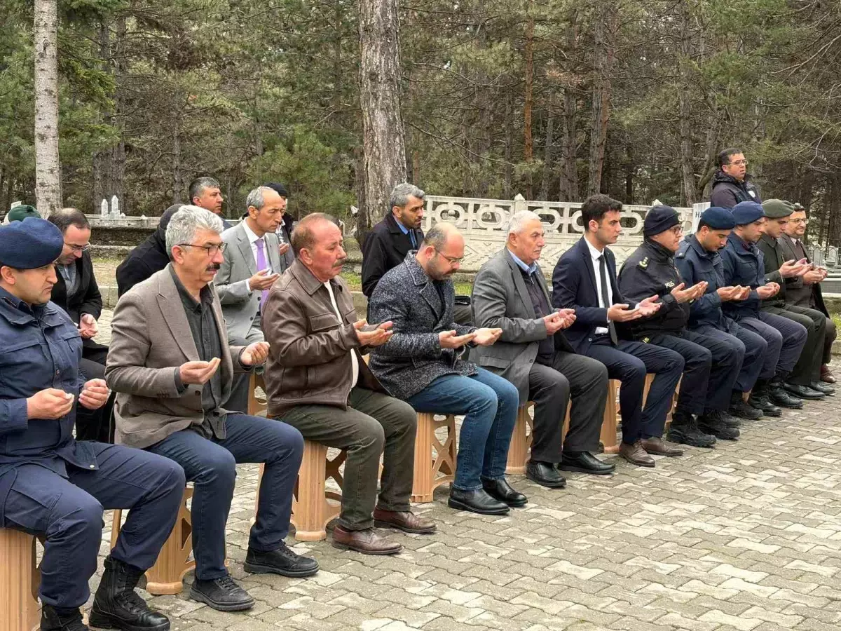 Şehit Hava Pilot Teğmen Yavuz Eracar kabri başında anıldı