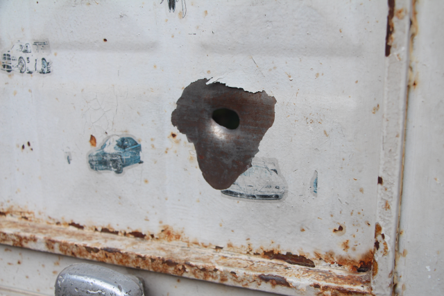 Silikon maskeli saldırganlar zorla girdikleri evde kurşun yağdırdı: Anne ve oğlu yaralandı